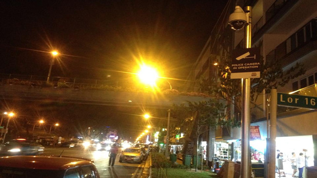 Camera cảnh sát với biển cảnh báo gắn dày đặc ở Geylang