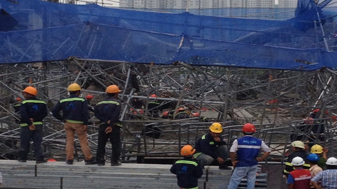 Lực lượng cứu hộ, cứu nạn đang tìm kiếm, đưa nạn nhân ra khỏi hiện trường. Ảnh: Việt Văn