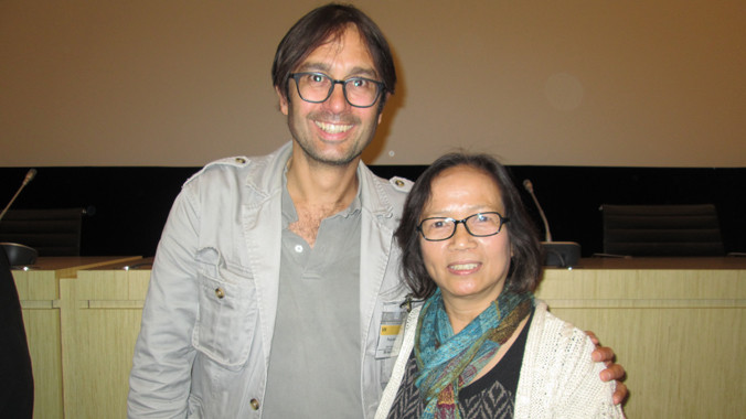 Nhà báo Pierre Daume (trái) và tác giả bài viết sau buổi chiếu phim