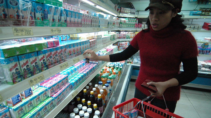 Người tiêu dùng khó mà phân biệt đâu là sữa bột pha thành nước, đâu là sữa tươi. Ảnh minh họa: Hồng Vĩnh