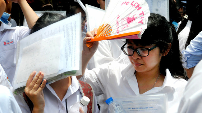 Thí sinh sau giờ thi môn Toán tại hội đồng thi trường ĐH Bách khoa - Hà Nội. Ảnh: Ngọc Châu