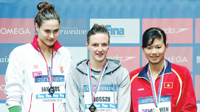 Ánh Viên nở nụ cười tươi trên bục nhận HCĐ cúp bơi lội thế giới sau khi đạt thành tích tốt nhất cự ly 200m hỗn hợp