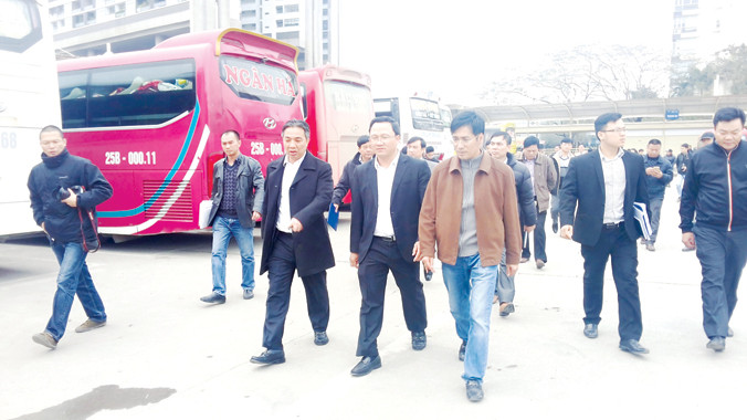 Đoàn kiểm tra Ủy ban ATGT Quốc gia kiểm tra tại Bến xe Mỹ Đình chiều 5/2. Ảnh: Sỹ Lực