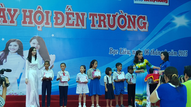 Bí thư Tỉnh Đoàn Bạc Liêu Trương Hồng Trang và Hoa hậu Việt Nam 2012 Đặng Thu Thảo trao quà cho các em học sinh. Ảnh: Lê Việt