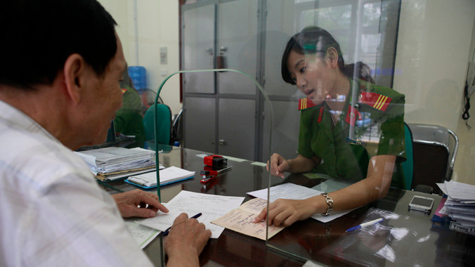 Cải cách thủ tục hành chính sẽ giúp ích lớn cho người dân về tài chính (Người dân làm thủ tục hành chính tại quận Đống Đa - Hà Nội). Ảnh: Ngọc Châu