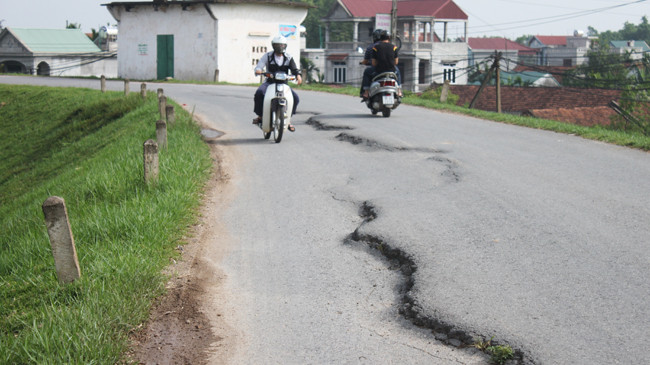 Mặt đường đê bị lún