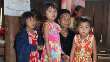 Hai đứa con mồ côi mẹ và bà nội (từ phải qua trái)