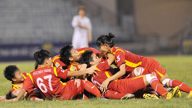 Các cầu thủ nữ TPHCM ăn mừng ngôi vô địch đầu tiên sau 5 năm chờ đợi. Ảnh: BST