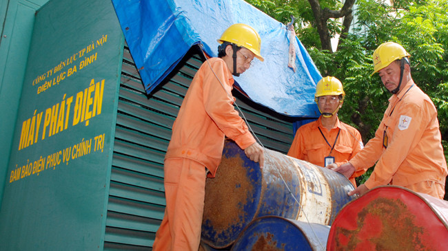 Anh Lê Kim Hùng (ngoài cùng bên phải) cùng đồng đội trong ca trực chuẩn bị đảm bảo điện cho dịp Quốc khánh 2/9. Ảnh: Hoa Việt Cường