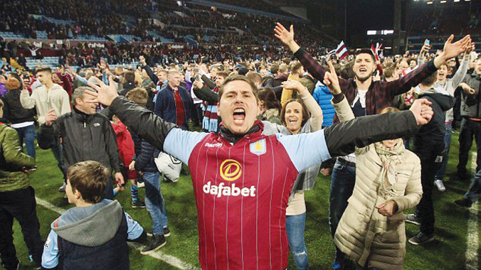 Aston Villa có thể chịu án phạt nặng khi để CĐV tràn xuống sân ăn mừng chiến thắng. Ảnh: PA