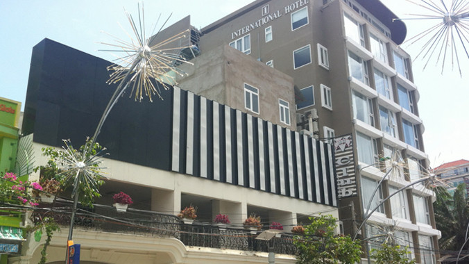 Vũ trường Club V18 (trái) sát khách sạn Quốc Tế. Ảnh: Sáu Nghệ