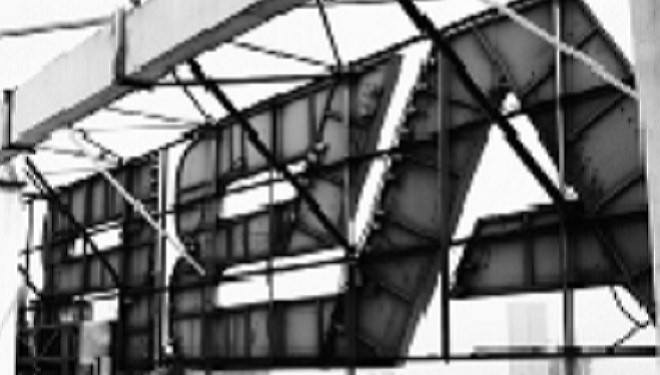 Tấm biển nặng hàng trăm kg đặt trên tường tòa nhà