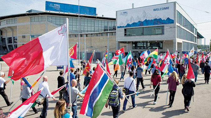 Người hâm mộ tuần hành ngang qua địa điểm tổ chức đại hội FIFA tại Zurich để phản đối vụ quan chức FIFA nhận hối lộ. Ảnh: GETTY IMAGES