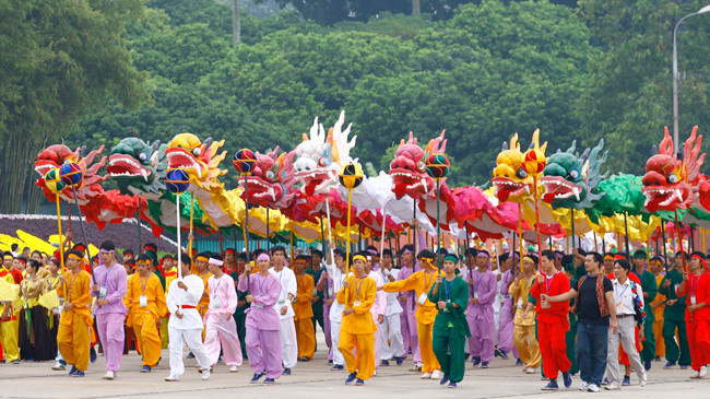 Đoàn rước rồng diễu hành tại Quảng trường Ba Đình năm 2010.Ảnh: Hồng Vĩnh