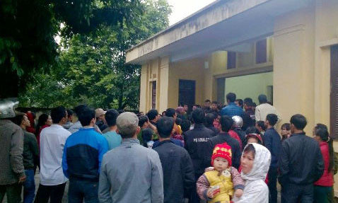 Người thân nạn nhân có mặt tại nhà xác Bệnh viện Đa khoa huyện Khoái Châu chiều 8/4. Ảnh: VTC