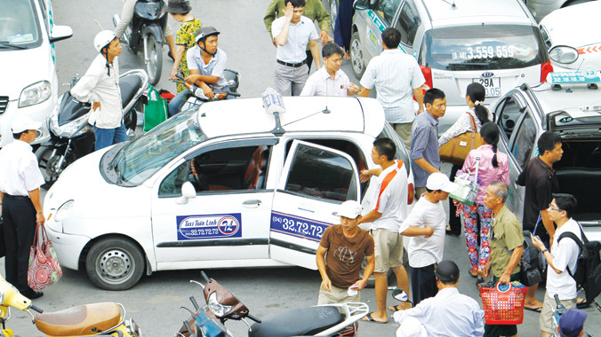 Lối thoát nào cho taxi khi giá cước không chịu giảm. Ảnh: Như Ý