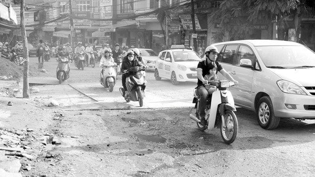 Đường Lò Đức thi công bụi bẩn, ảnh hưởng cuộc sống người dân. Ảnh: Trần Hoàng