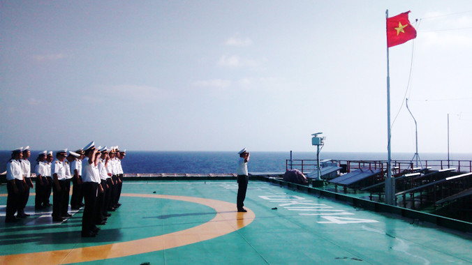 Chào cờ Tổ quốc đầu năm mới ở Nhà giàn DK1.