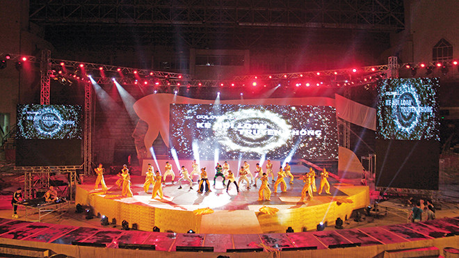 Cảnh trong show diễn (chụp buổi tổng duyệt chương trình tối 22/8)