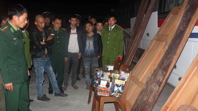 Các đối tượng cùng tang vật bị phát hiện