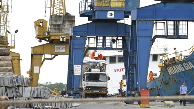 5 tháng đầu năm 2015, mức tăng trưởng xuất khẩu thấp trong khi nhập siêu đã lớn hơn xuất siêu của cả năm 2014. Ảnh: Như Ý