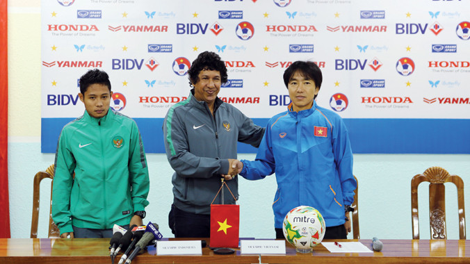 Đại diện U23 Indonesia tung nhiều lời có cánh về phía thầy trò HLV Miura (phải) cả trong cuộc họp báo lẫn quá trình chuẩn bị cho trận giao hữu. Ảnh: VSI 
