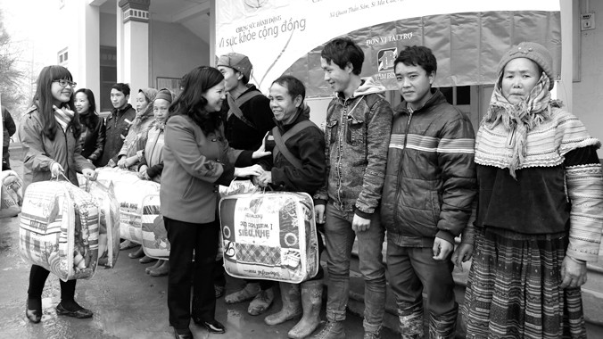 Dược sĩ Lê Thị Bình tặng 100 chăn bông ấm và 100 suất quà Tết cho các hộ nghèo ở 2 xã Quan Thần Sán và Cán Hồ