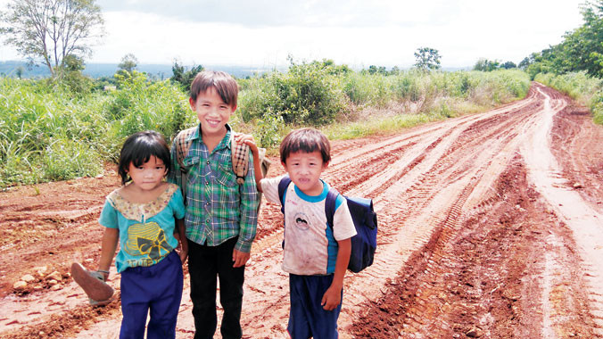 Học sinh vùng giáp biên giới phía Tây.