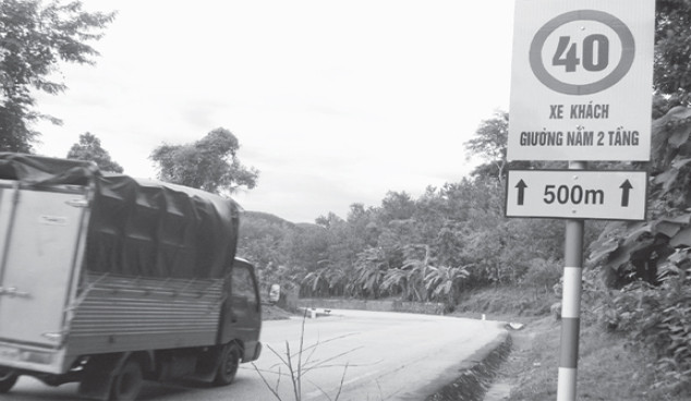 Biển báo tốc độ xe khách giường nằm hai tầng nhằm hạn chế tai nạn. Ảnh: N.T