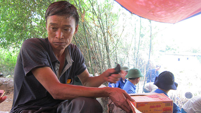 Ông Phạm Xuân Tình- người đã cố gắng liên hệ với cơ quan chức năng để cất bốc các mộ liệt sĩ. Ảnh: Hoàng Lam