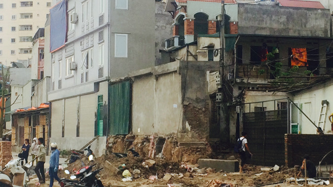 Tuyến đường Nguyễn Văn Huyên vừa mở đã xuất hiện công trình “siêu mỏng, siêu nhỏ”. Ảnh chụp chiều 13/5