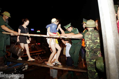 Đưa du khách từ Cô Tô về đất liền