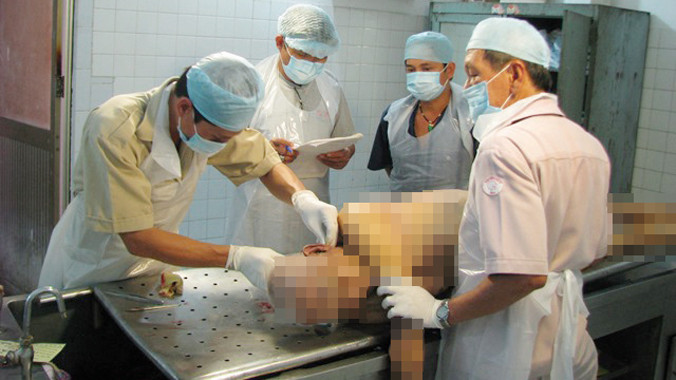 Giải phẫu tử thi là công việc nặng nhọc, quan trọng, nhưng dễ bị rẻ rúng. Ảnh: Quốc Ngọc
