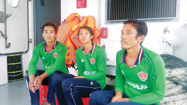 Ba thuyền viên được cứu sống: Nguyễn Văn Diện, SN 1995 và Trần Văn Khoa, SN 1970, quê Sóc Trăng, Hoàng Văn Đoàn, SN 1986, quê Ninh Bình. Ảnh: Vietnam MRCC