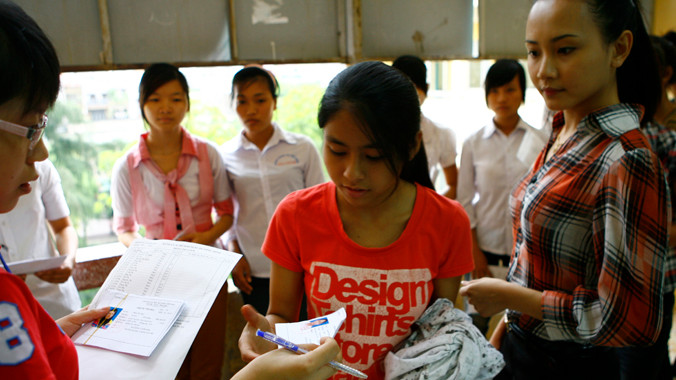 Thí sinh đến làm thủ tục nhận phòng thi năm 2014. Ảnh: Hồng Vĩnh