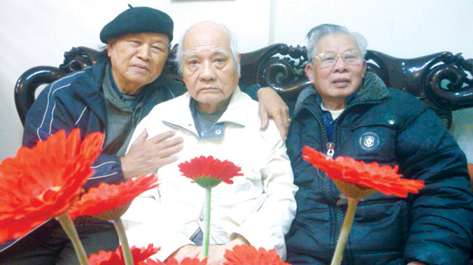 Từ phải sang: Ông Lê Hùng Ca, Đội trưởng đội 36 Tạ Quang Chiến, tác giả Trịnh Tố Long, tháng 6/2015.