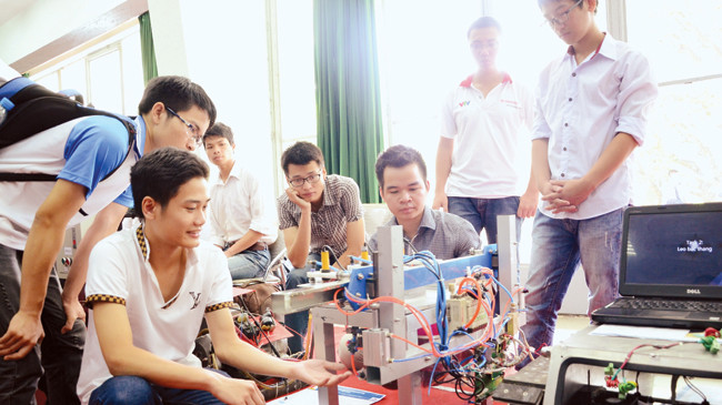 Cuộc đua vào trường ĐH năm nay sẽ có rất nhiều bất ngờ. Trong ảnh: Sinh viên trường ĐH Bách khoa Hà Nội nghiên cứu khoa học. Ảnh: Kim Chi