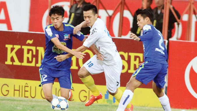 Hàng thủ HAGL (xanh) luôn gặp nhiều khó khăn khi đối đầu với các đội bóng ở V-League và cần được tăng cường gấp. Ảnh: VSI
