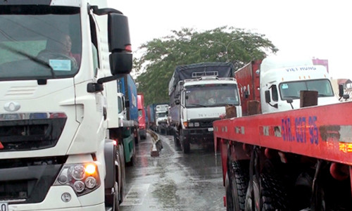 Do mật độ xe ở ngã tư Nguyễn Văn Linh - Nguyễn Hữu Thọ rất đông nên ùn tắc thường xuyên xảy ra ở 2 tuyến đường này. Ảnh: Vnexpress