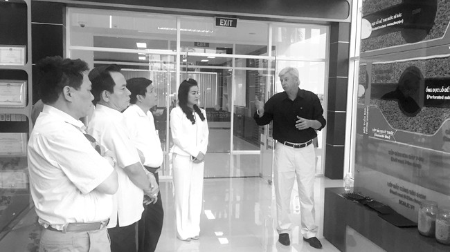 Lãnh đạo TP Hà Nội đang được ông Kevin Moore- Giám đốc điều hành VWS giới thiệu về Khu Liên hợp xử lý chất thải Đa Phước