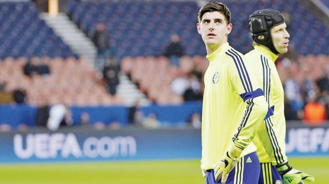 Thủ thành Thibaut Courtois (trái) hay Petr Cech (phải) được ra sân ở chung kết Capital One Cup vẫn được HLV Mourinho giữ kín. Ảnh: Getty Images