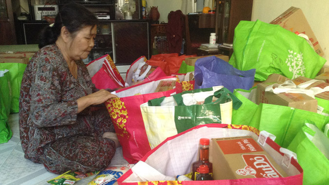 Má Cúc đang chuẩn bị các phần quà Tết để tặng những người có hoàn cảnh khó khăn