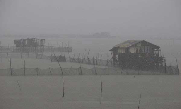 Vịnh Manila khi siêu bão Goni quét qua