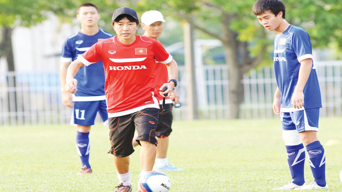 Thầy trò HLV Miura có được hưởng lợi khi HLV Kiatisuk không dẫn dắt U23 Thái Lan dự SEA Games? Ảnh: VSI