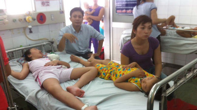 Khoa sốt xuất huyết Bệnh viện Nhi đồng 1 TPHCM trong tình trạng quá tải. Ảnh: Quốc Ngọc