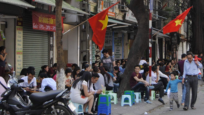 Nhà hàng, quán cà phê phủ kín vỉa hè phố Thái Phiên cách trụ sở UBND quận Hai Bà Trưng chỉ chừng trăm mét . Ảnh: Tuấn Minh