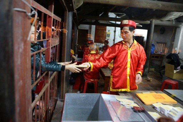 Phát ấn đền Trần. Ảnh: Như Ý.