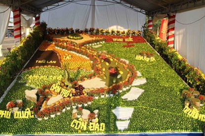 Bản đồ Việt Nam được làm bằng các loại trái cây. Trên bản đồ thể hiện rõ hai quần đảo Hoàng Sa và Trường Sa của Việt Nam. Ảnh: Dân Việt.