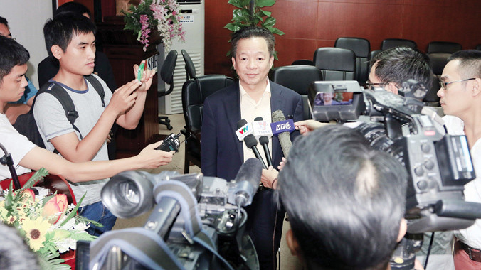 Bầu Hiển trao đổi với báo giới về chuyến du đấu Việt Nam của CLB Manchester City. Ảnh: VSI