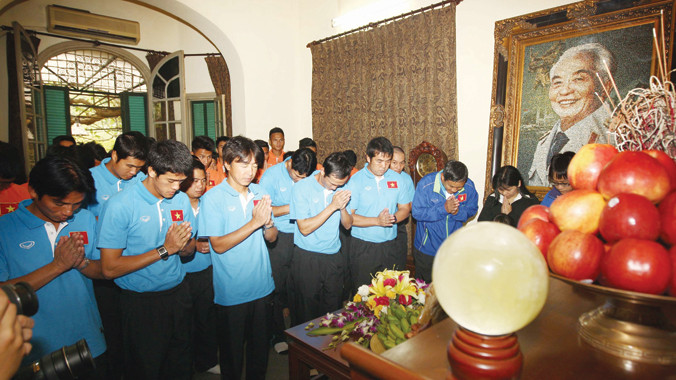 HLV Miura cùng đội tuyển Việt Nam thăm nhà và thắp hương Đại tướng Võ Nguyên Giáp. Ảnh: VSI
